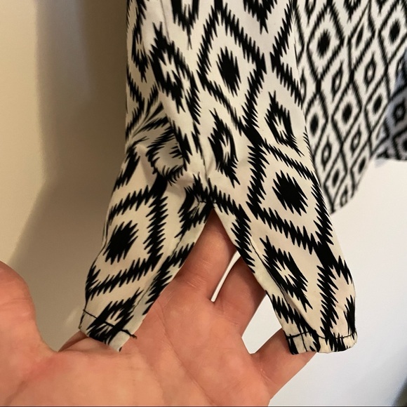 Forever21 Blk&Wht Geometric Tank Top. Size Small - Picture 5 of 7